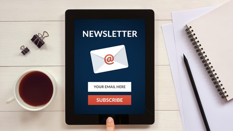 Zu sehen ist ein Tablett mit geöffneten Newsletter und eine Tasse Kaffee