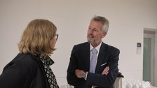 Es sind zwei Menschen zu sehen, die sich unterhalten