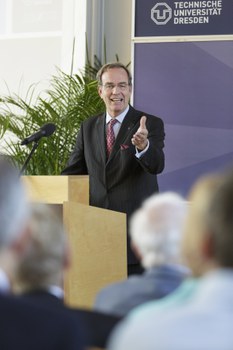 Prof. Dr. Ulrich Blum, Gründungsdekan der Fakultät, bei seiner Festrede