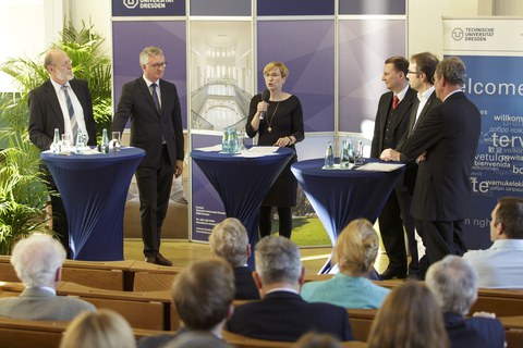 Bild der Diskussionsrunde mit Prof. Buhl (Universität Augsburg), Prof. Spengler (TU Braunschweig), Prof. Geithner (EHS Dresden), Prof. Schefczyk, Prof. Krauthäuser (TU Dresden), Prof. Blum (Fraunhofer CEM, Halle) 