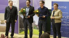 Auszeichnung von Dr. Burak Erkut und Ingmar Rövekamp mit dem Preis der Deutschen Bundesbank durch Kristin Gruner-Ziegler, Leiterin Stab des Präsidenten der Hauptverwaltung in Sachsen und Thüringen