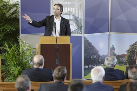 Prof. Dr. Hans Georg Krauthäuser, Prorektor für Bildung und Internationales der TU Dresden, bei seinem Grußwort