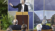 Prof. Dr. Hans Georg Krauthäuser, Prorektor für Bildung und Internationales der TU Dresden, bei seinem Grußwort