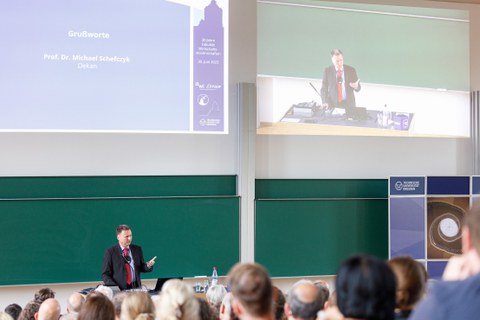 Es ist Prof. Dr. Michael Schefczyk, Dekan der Fakultät, bei seinem Grußwort zur 30 Jahr-Feier der Fakultät zu sehen