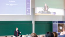 Es ist Prof. Dr. Michael Schefczyk, Dekan der Fakultät, bei seinem Grußwort zur 30 Jahr-Feier der Fakultät zu sehen