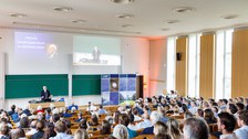 Es ist Prof. em. Dr. Dr. h.c. mult. Hans-Werner Sinn, der frühere Präsident des ifo Instituts, bei seiner Festrede zur 30 Jahr-Feier der Fakultät zu sehen