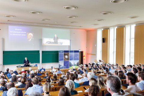 Es ist Prof. em. Dr. Dr. h.c. mult. Hans-Werner Sinn, der frühere Präsident des ifo Instituts, bei seiner Festrede zur 30 Jahr-Feier der Fakultät zu sehen