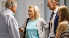 Es sind vier Personen zu sehen, die sich unterhalten