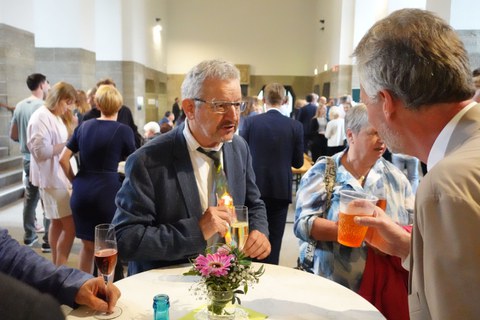Gespräch im Foyer