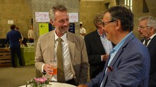 Gespräch im Foyer