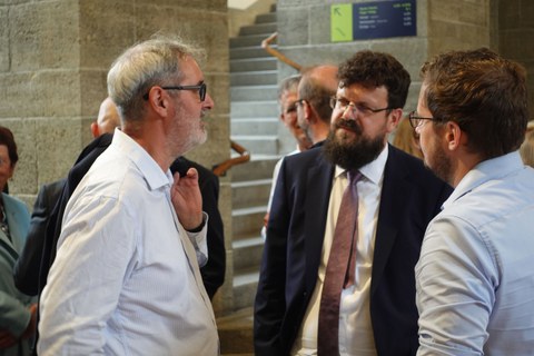 Gespräch im Foyer