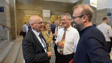 Gespräch im Foyer des Schumann-baus
