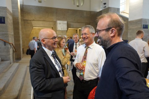Gespräch im Foyer des Schumann-baus