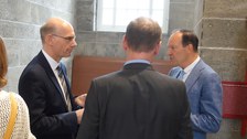 Gespräch im Foyer des Schumann-Baus