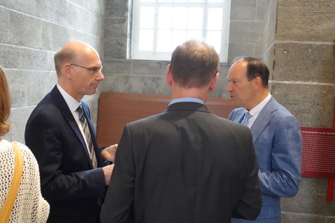 Gespräch im Foyer des Schumann-Baus