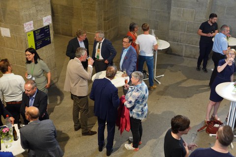Gespräch im Foyer des Schumann-Baus