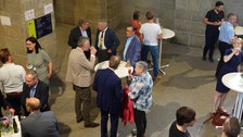 Gespräch im Foyer des Schumann-Baus