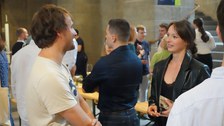 Gespräch im Foyer