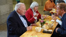 Gespräch im Foyer