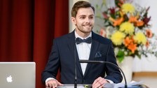 Redner Stefan Albers vom Absolventenverein nexus