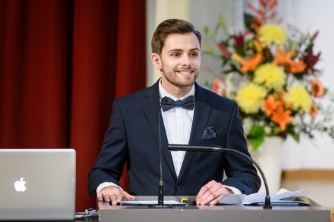 Redner Stefan Albers vom Absolventenverein nexus