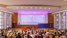 Man sieht den Schönfeld-Hörsaal, der voller Menschen ist
