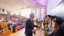 Gratulation der Professoren und Rosenübergabe