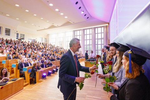 Gratulation der Professoren und Rosenübergabe