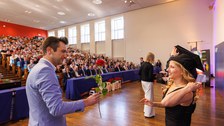 Zu sehen ist Prof. Schäfer bei der Hutübergabe