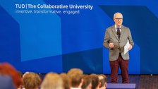 Zu sehen ist Prof. Niels Modler