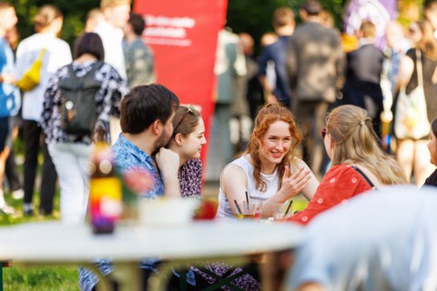 Zu sehen sind Menschen bei einem Fest