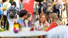 Zu sehen sind Menschen bei einem Fest