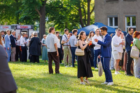 Zu sehen sind Menschen bei einem Fest