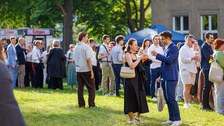 Zu sehen sind Menschen bei einem Fest