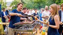 Zu sehen ist der Grillstand