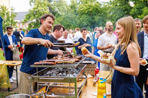 Zu sehen ist der Grillstand