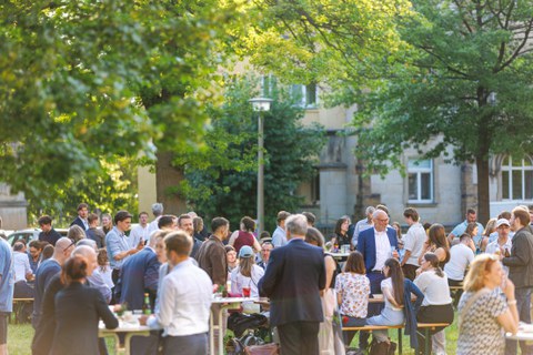 Zu sehen sind Menschen bei einem Fest