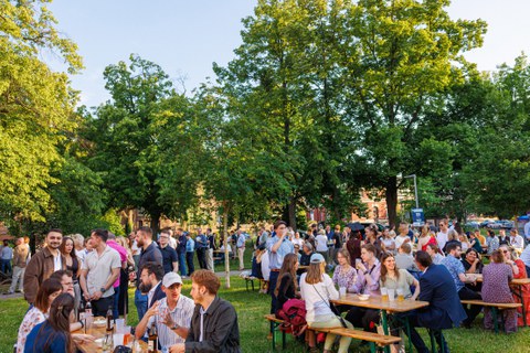 Zu sehen sind Menschen bei einem Sommerfest