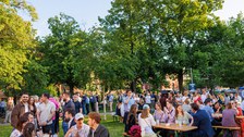 Zu sehen sind Menschen bei einem Sommerfest
