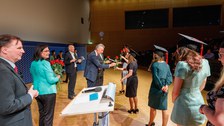 Übergabe der Mappen und Hüte