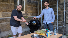 Man sieht mehrere Personen beim Fakultätsgrillen.
