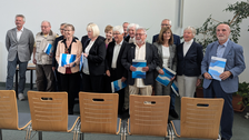 Zu sehen ist eine ehemalige Seminargruppe mit Goldenen Diplomurkunden