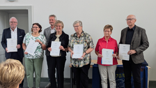 Zu sehen ist eine ehemalige Seminargruppe mit Goldenen Diplomurkunden
