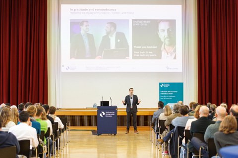 Zu sehen ist Prof. Zschech bei seiner Antrittsvorlesung