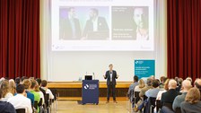 Zu sehen ist Prof. Zschech bei seiner Antrittsvorlesung