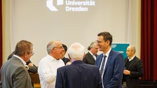 Zu sehen sind Gäste des Neujahrsempfang, die sich unterhalten 