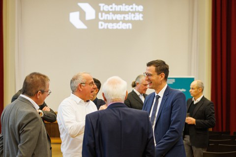 Zu sehen sind Gäste des Neujahrsempfang, die sich unterhalten 