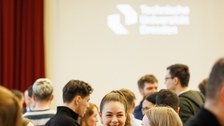 Zu sehen sind Gäste beim Neujahrsempfang, die sich unterhalten