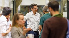 Teilnehmer:innen bei einer Konferenz