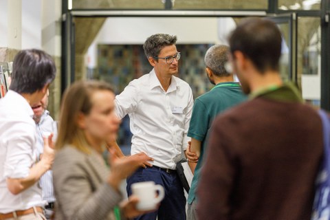 Teilnehmer:innen bei einer Konferenz